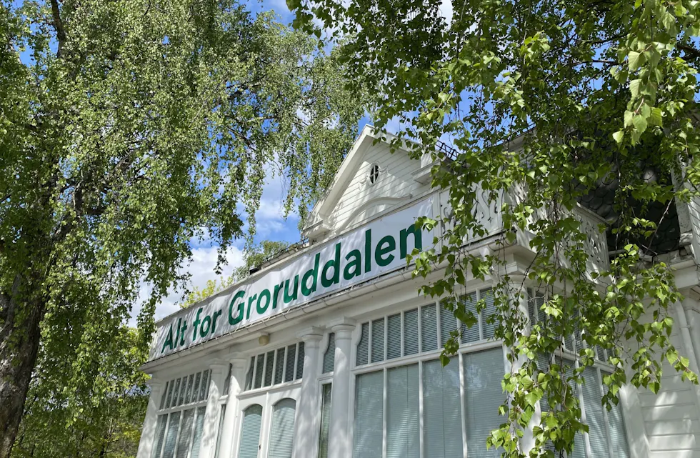 ALT FOR GRORUDDALEN! Passende slagord for avishuset på dagen da redaktøren inviterte samarbeidspartnere og venner gjennom mange år til fest.