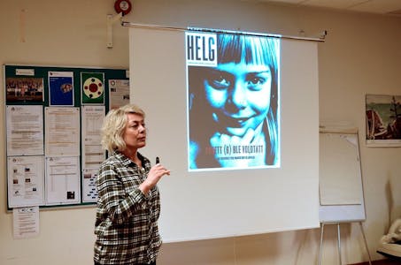 STERK HISTORIE: Annett Berntsberg Eck fortalte sin historie til et engasjert publikum på Vestli skole.  Foto: