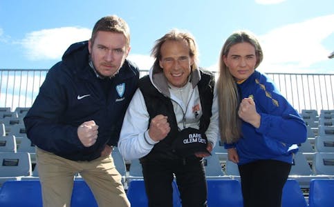 OPPRØRSKLARE: Rune Gjelberg (t.v.), Jan Bøhler og Vilde Mollestad Rislaa inviterer til en felles groruddals-front mot sosiale forskjeller i idretten. Foto: