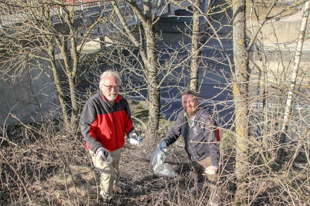 MED HANSKER PÅ: Ben Borgen (t.v.) og Helge Braathen i Naturvernforbundet i Groruddalen plukker med seg søppel. De håper at andre vil være med på dugnaden. Foto: