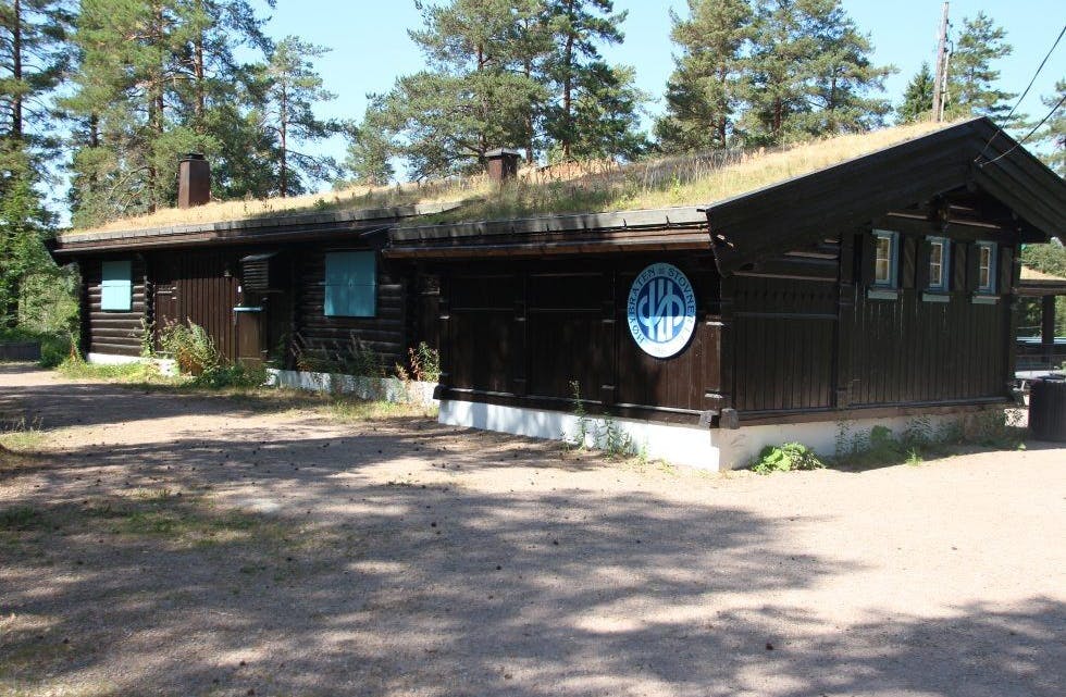 IDYLLISK: Liastua holder stengt om sommeren, men inviterer ellers til kafé og hyggelig samvær for venner og bekjente. Foto: