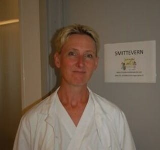 – MELD I FRA: Smittevernoverlege Silje B. Jørgensen ber folk fortsatt helst holde seg i Norge og melde fra til sykehus og sykehjem hvor de har vært, hvis de undersøkes, opereres eller dra på besøk. Foto: