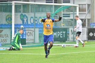 HERJET: Omar Bully Drammeh scoret to mål og senket Sogndal. Foto: Kenneth Berger