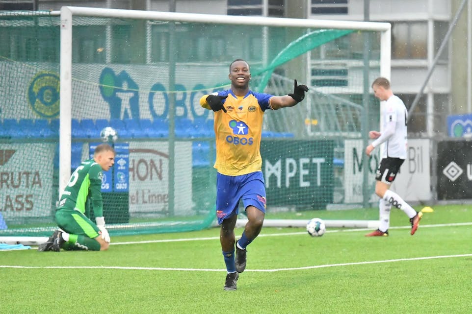 HERJET: Omar Bully Drammeh scoret to mål og senket Sogndal. Foto: Kenneth Berger