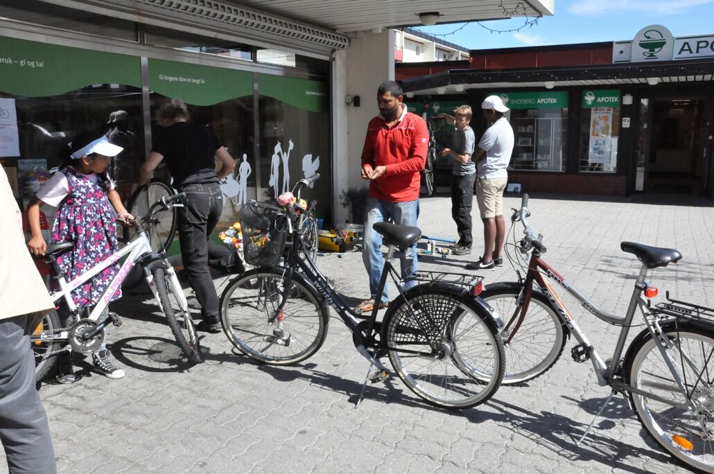 I KØ: Mange benyttet seg av tilbudet om gratis sykkelreparasjon i regi av Lindeberg ombruksstasjon. (Foto: Perolina Klanderud) Foto: