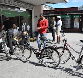 I KØ: Mange benyttet seg av tilbudet om gratis sykkelreparasjon i regi av Lindeberg ombruksstasjon. (Foto: Perolina Klanderud) Foto: