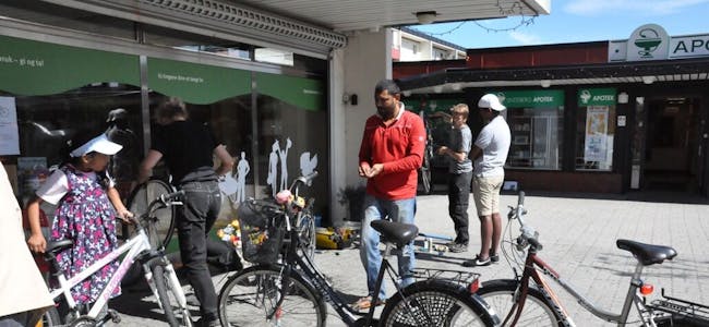 I KØ: Mange benyttet seg av tilbudet om gratis sykkelreparasjon i regi av Lindeberg ombruksstasjon. (Foto: Perolina Klanderud) Foto: