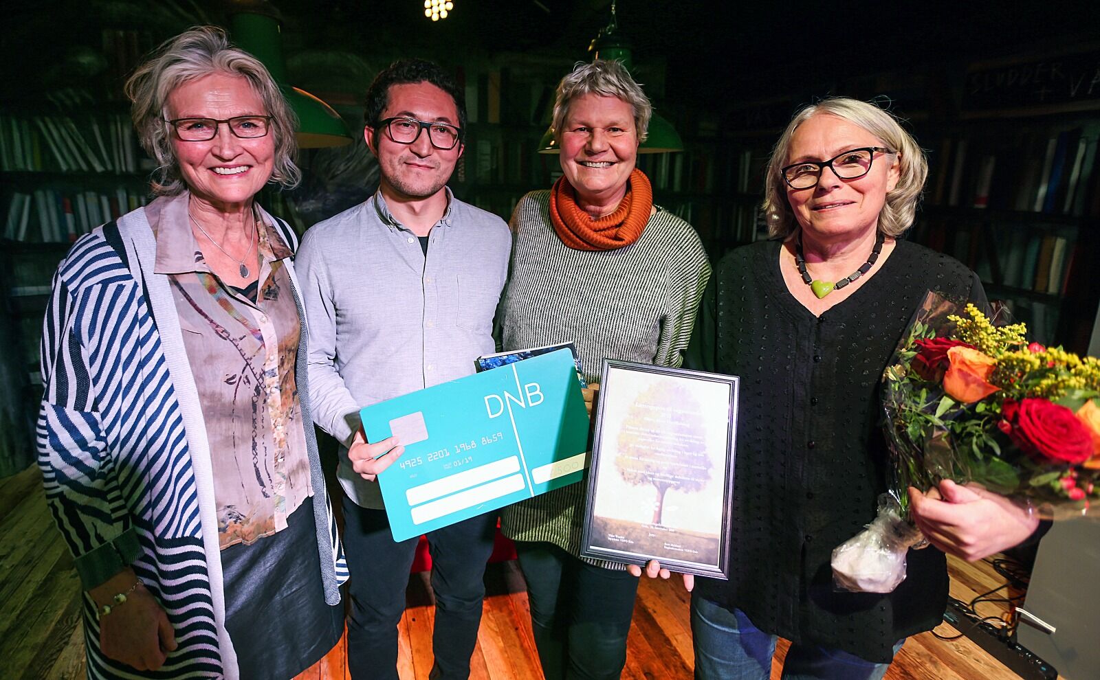 VERDIG VINNER: Styreleder Ellen Stavlund i Voksenopplæringsforbundet (f.v.) og prisoverrekker Hashem Jafari syntes Østre Aker Husflidslag, representert ved nestleder Kari Lund Ellingsen og leder Bente Sundland Faustino var en verdig vinner av Årets Læringspris til en organisasjon. Foto: