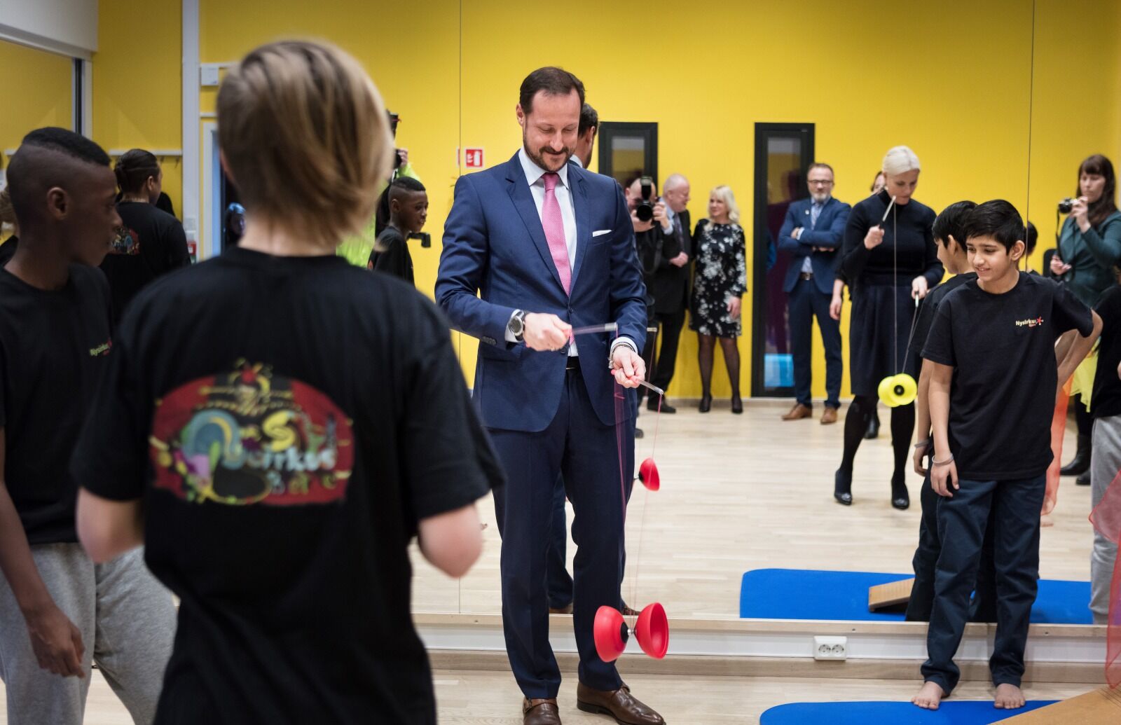 SKAL OPPTRE: Barn og ungdommer fra Nysirkus Bjerke er invitert til Slottsplassen. Her er de sammen med Kronprinsparet på deres besøk til Bydel Bjerke i mars. (Foto: Werner Juvik) Foto: