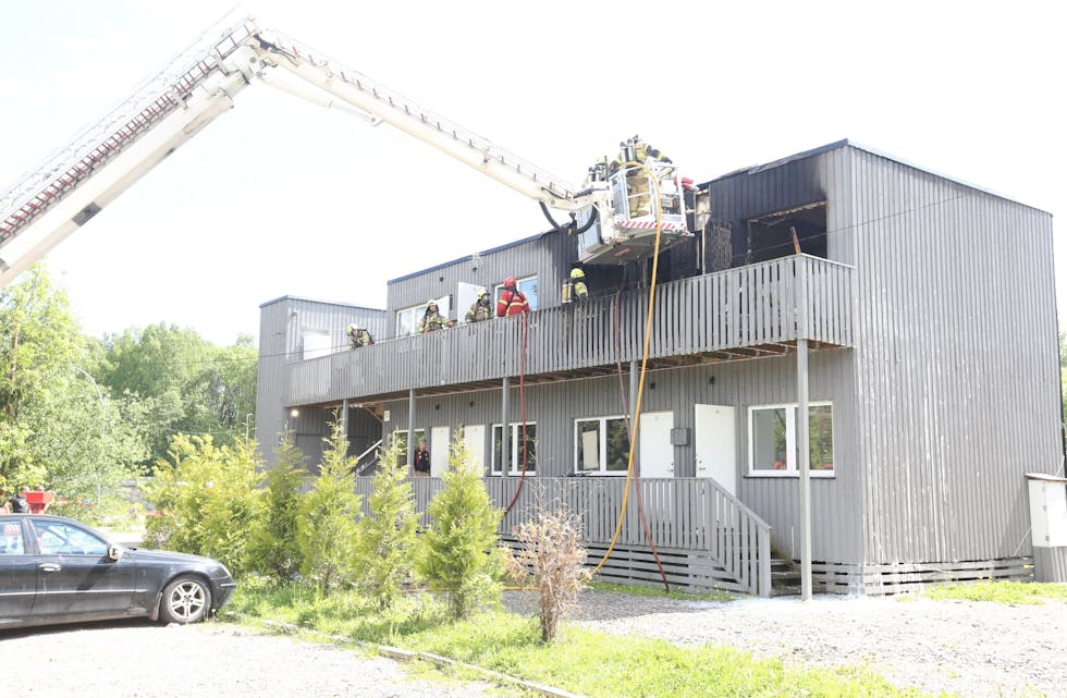 DÅRLIG RUSTET: Brakkeanlegget som består av utleiehybler har ikke brannskiller og står på pæler. Det fikk lokalavisen bekreftet av innsatsleder. Naboer mener at det nå må tas grep når det gjelder utleiebrakkene. Foto: Rolf E. Wulff