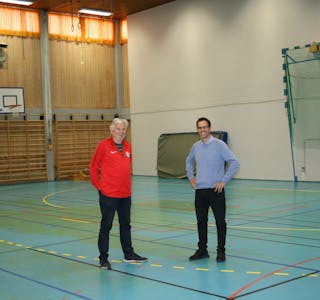 NÅ, IKKE SENERE: Dag Endal i Haugerud IF (t.v.) og Yassine Arakia (H) er enige i at man ikke kan vente til den nye hallen er ferdigstilt med å skape et fullverdig baskettilbud til barn og unge på Haugerud. Foto: