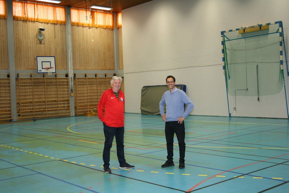 NÅ, IKKE SENERE: Dag Endal i Haugerud IF (t.v.) og Yassine Arakia (H) er enige i at man ikke kan vente til den nye hallen er ferdigstilt med å skape et fullverdig baskettilbud til barn og unge på Haugerud. Foto: