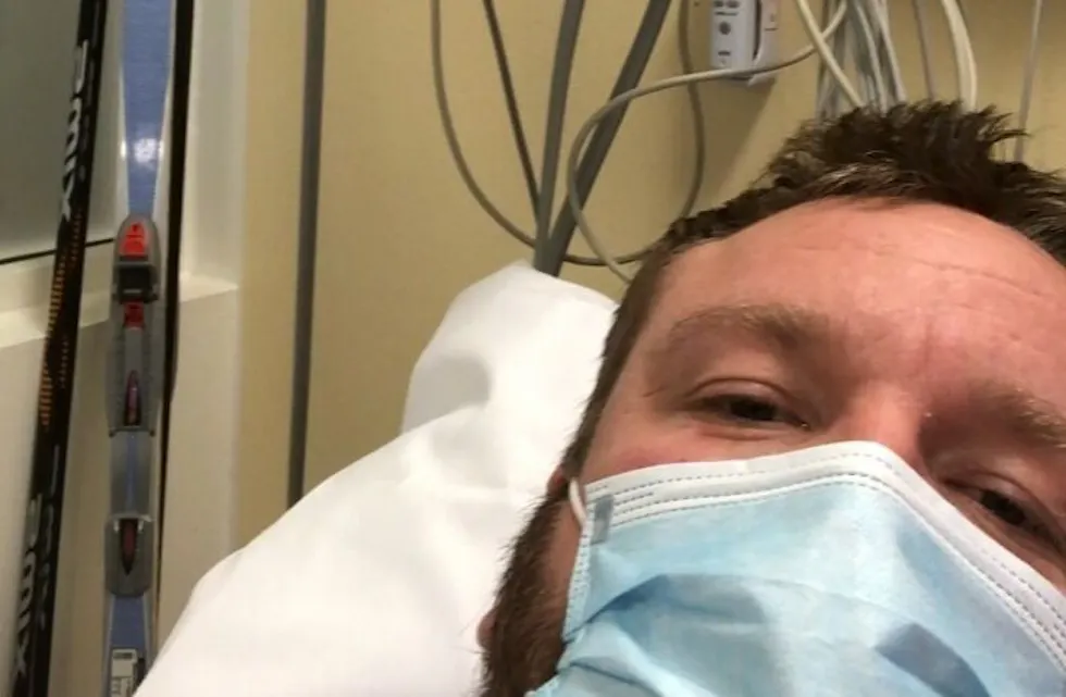 FRA LILLOSETER TIL LEGEVAKTA: Anders Røberg-Larsen var uheldig og skadet hamstringen på skitur i Lillomarka. Skiene ble med på hele turen fra Lillomarka til Storgata til Ahus i Viken. I dag skal BU-lederen gjennom MR-undersøkelse. Foto: