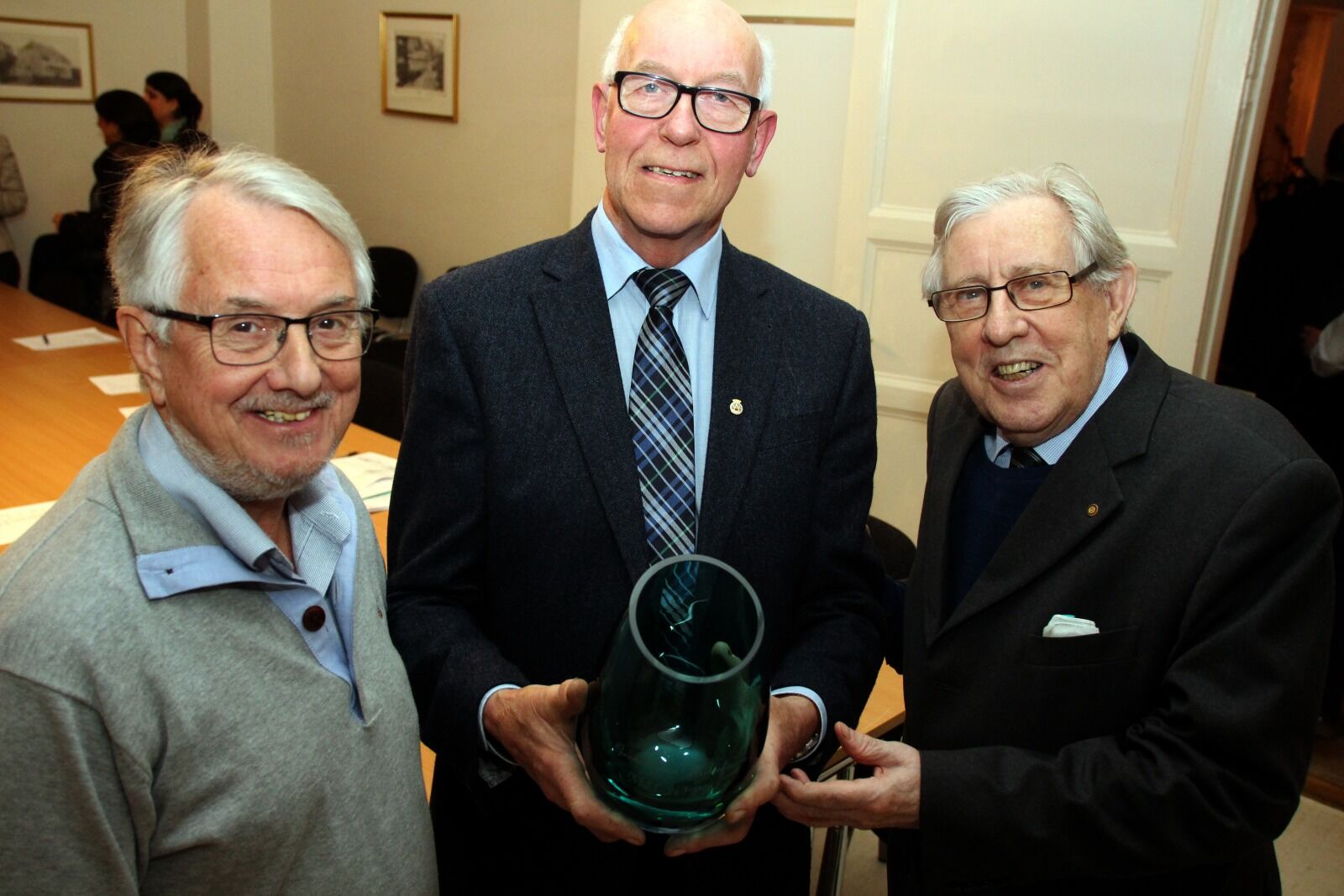  HEDERSMANN: Per Opsahl (midten) får Groruddalen Miljøforums hederspris for 2014. Her sammen med Kjell Veivåg (t.v.) og Hjalmar Kielland.  Foto: