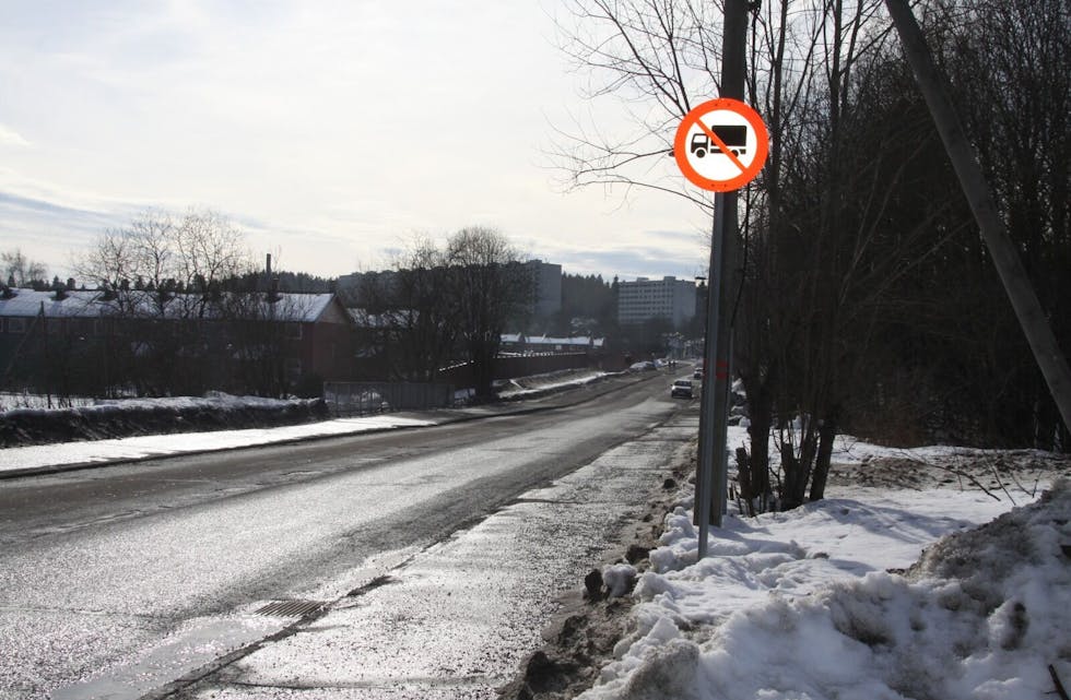 ENVEIS: Lastebiler får nå kun lov å kjøre Ammerudveien på vei inn til Huken pukkverk. Når de skal ut, må de kjøre Bergensveien. Foto: