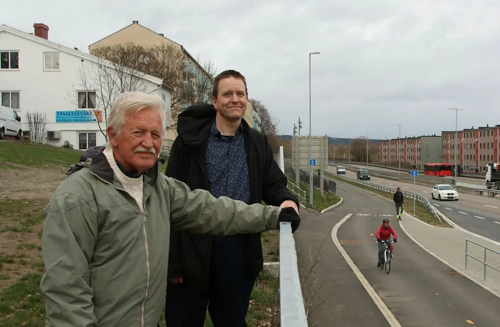 GIR OPP SAMFERDSELSDEPARTEMENTET: Groruddalen Miljøforum (her ved Trond Botnen t.h. og Erik Grønvold) opplever at dalen rett og slett ikke står på radaren hos samferdselsminister Jon-Ivar Nygård (Ap). Etter nok et avslag fra departementet, går folkemøtet 9. mai av stabelen uten noen representant fra regjeringa. Foto: Ørjan Brage