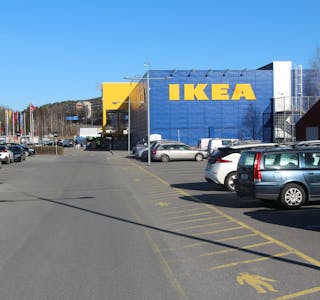 TØMMES: Folk som er ute å øvelseskjører er et vanlig syn på IKEAs parkeringsplasser på søndager, men det blir det nå slutt på. IKEA opplever trafikk, som har ledet til vandalisme og forsøpling, og setter nå opp bommer for å forhindre uønsket besøk på parkeringsplassen etter stengetid.  Foto: