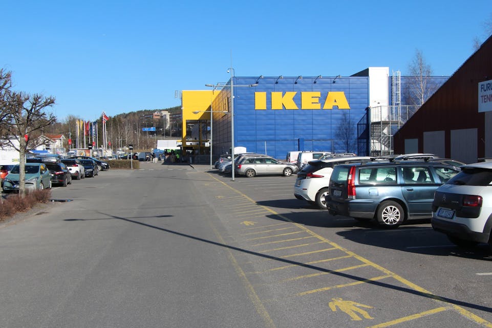 TØMMES: Folk som er ute å øvelseskjører er et vanlig syn på IKEAs parkeringsplasser på søndager, men det blir det nå slutt på. IKEA opplever trafikk, som har ledet til vandalisme og forsøpling, og setter nå opp bommer for å forhindre uønsket besøk på parkeringsplassen etter stengetid.  Foto: