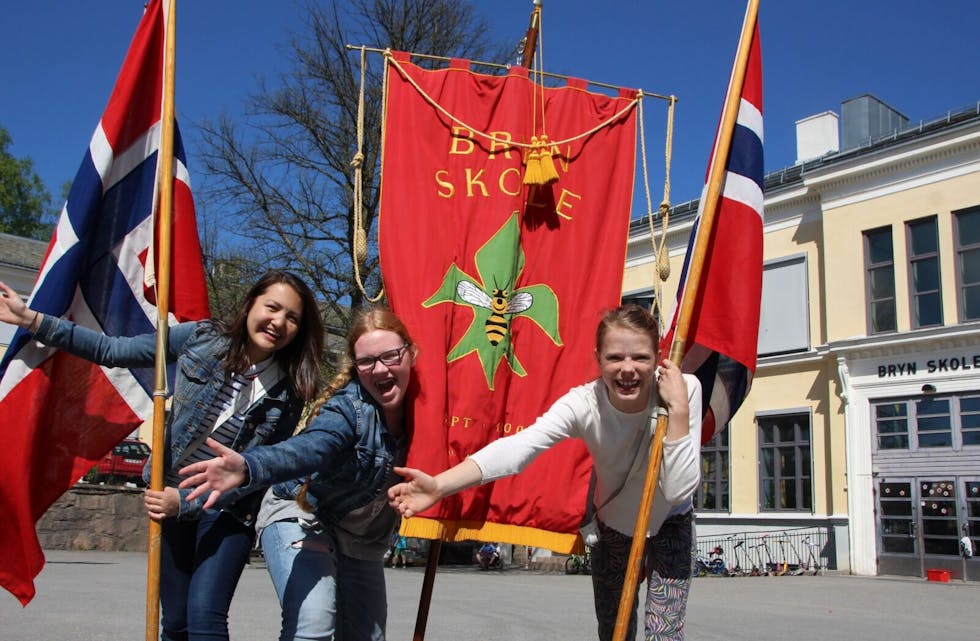 I FLAGGBORGEN: Izabelle Flølo (12), Julie Grihamar (12) og Emma Linn Dobson Øverland (12) har lenge sett fram til å bære det store flagget i barnetoget opp Karl Johan. Foto: