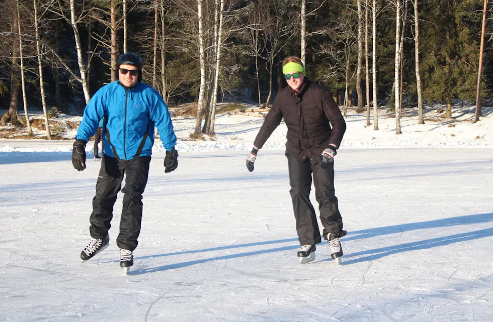 FRISK LUFT: Joakim Gjølstad (t.v) og Thomas Solem sier det har gått mye tid til studier og jobb det siste året. Attpåtil er både skolearbeid og jobb utført hjemmefra. Da er det kjekt å koble av med skøyter og frisk luft på Isdammen. Foto: