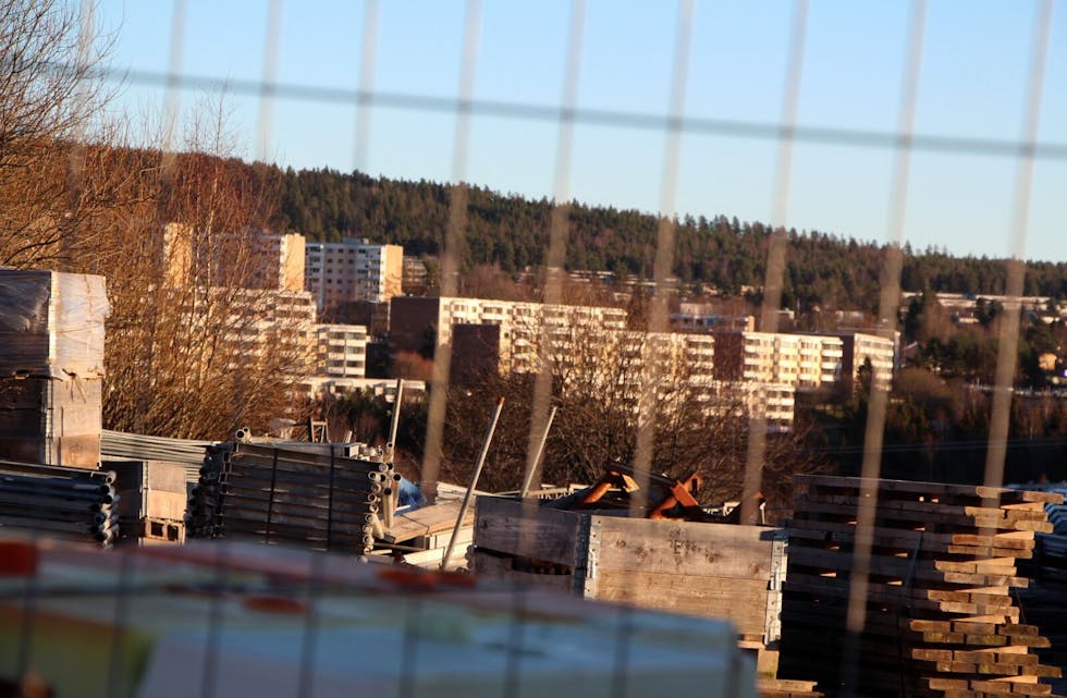 UTSIKT: Slik ser det ut fra tomta på Nedre Rommen som kan bli en «asylby».  Foto:
