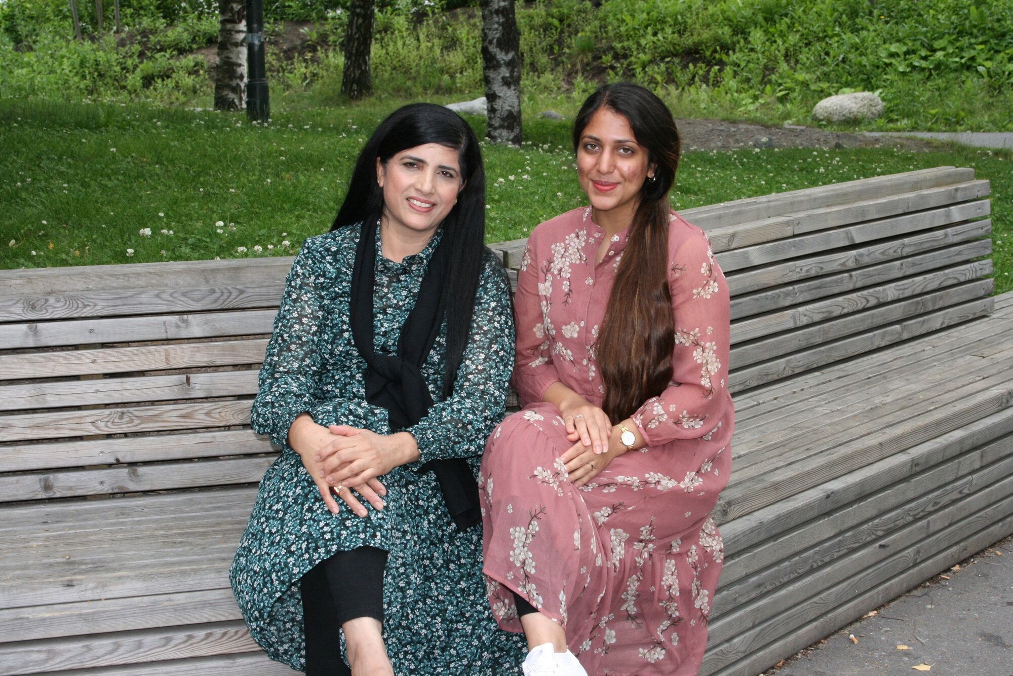 MER ENN BARE EN JOBB: Nasreen Begum (t.v.) og Tehrim Ahmed er ikke så opptatt av å telle arbeidstimer, selv om det gjerne blir mer enn en vanlig arbeidsuke. Foto: