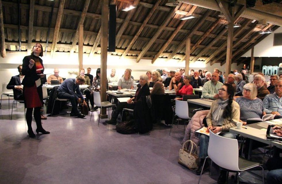 PRESENTERTE PLANENE: Byutviklingsbyråd Hanna E. Marcussen (MDG) presentere hovedpunktene i revideringen av kommuneplanen på Årvoll gård. Det var fullt i lokalet. Foto: