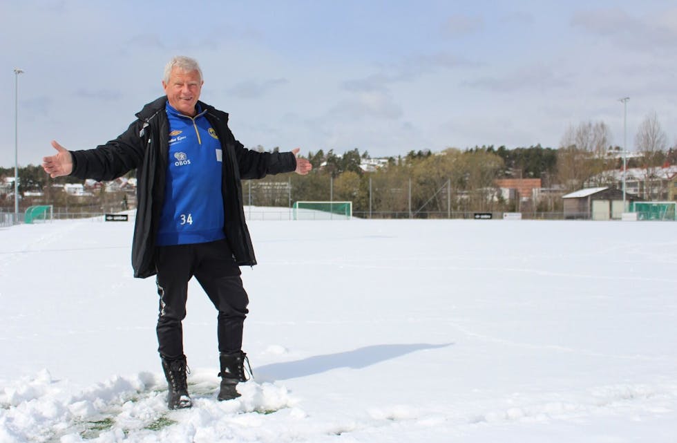 KNUSENDE RO: Grorud-sjef Richard Pedersen lar seg ikke stresse av et lite snøfall. <br/>