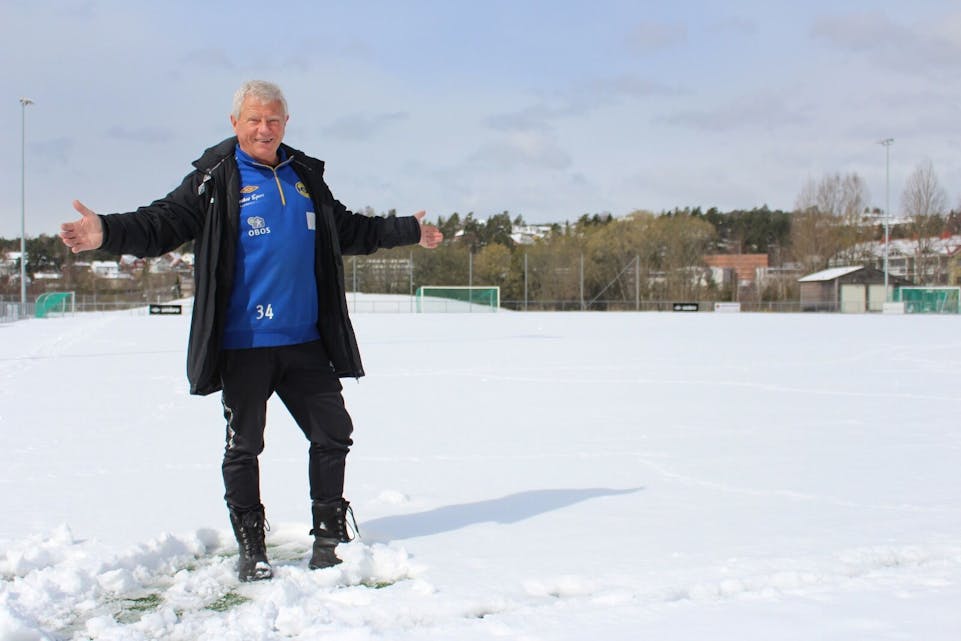 KNUSENDE RO: Grorud-sjef Richard Pedersen lar seg ikke stresse av et lite snøfall. <br/>