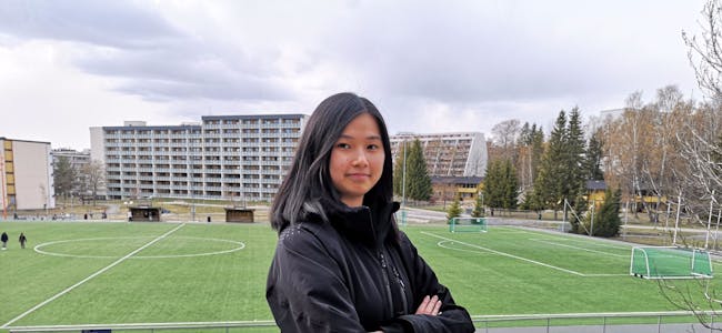 TAR OVER: Trang T. Tran tar over som leder i Stovner Sportsklubb. Her foran klubbens hovedsete på Jesperudjordet. Foto: