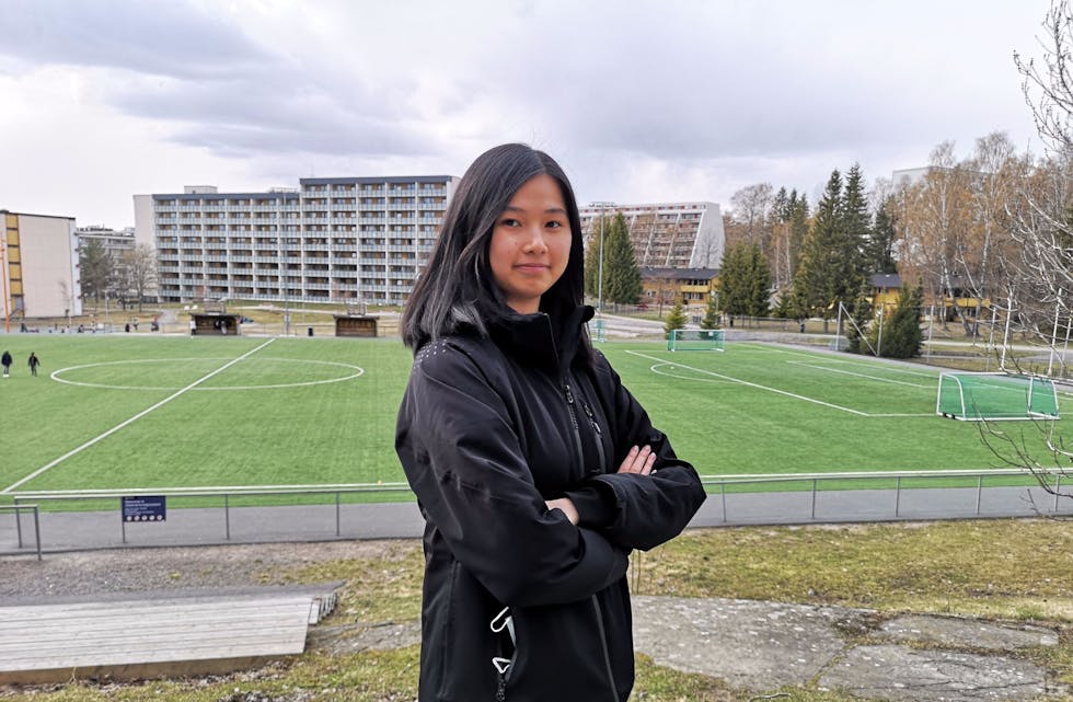 TAR OVER: Trang T. Tran tar over som leder i Stovner Sportsklubb. Her foran klubbens hovedsete på Jesperudjordet. Foto: