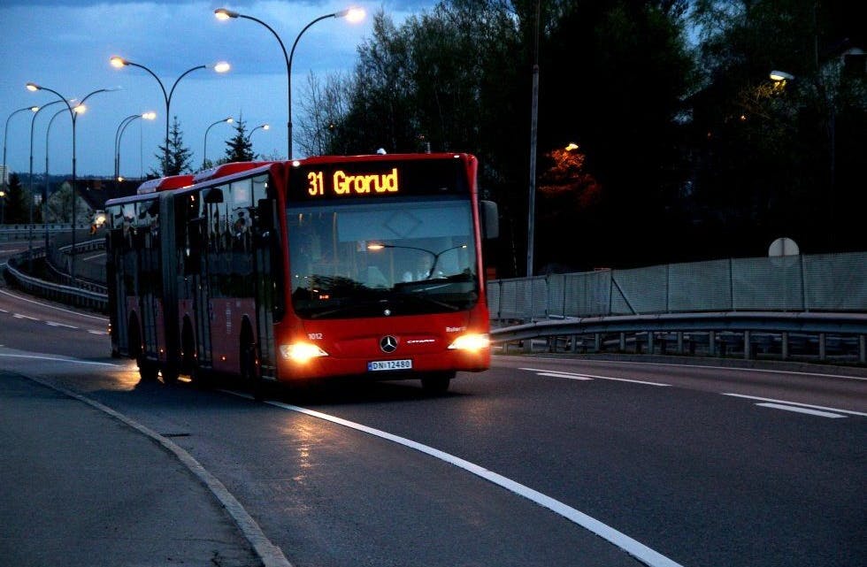 FÅR FLERE AVGANGER: Groruddalens desidert mest trafikerte busslinje, 31-bussen, skal styrkes i følge Ruter. Foto: