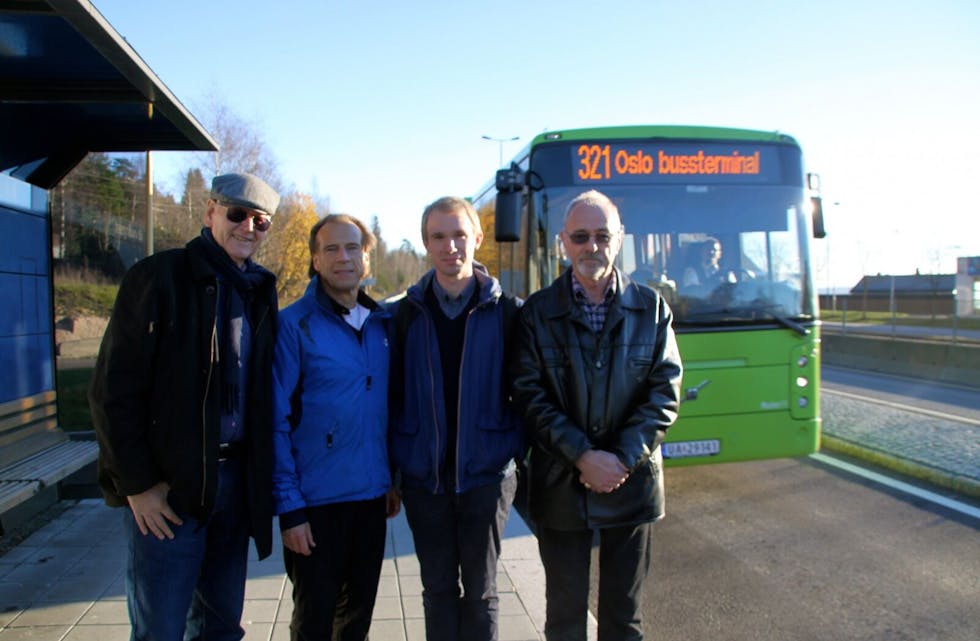 URIMELIG BUSSTILBUD: Buss 321 stopper ikke mellom Carl Berners plass og Oslo bussterminal. Det skaper et dårlig busstilbud mener Ole-Erik Yrvin (f.v.), Jan Bøhler, Andreas Forø Tollefsen og Jann Yngve Schlichting. Foto: