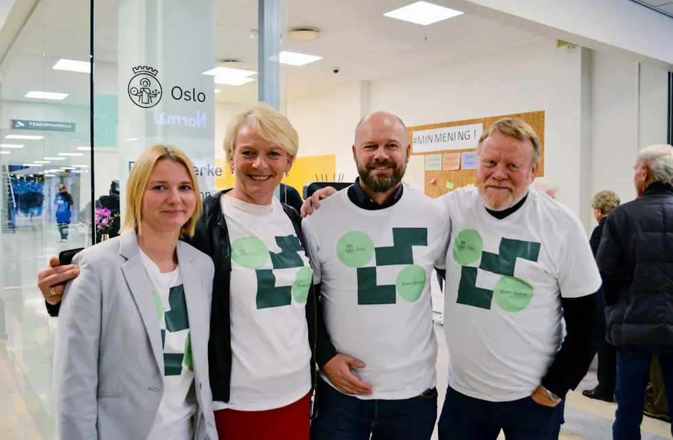 FORNØYDE: Programleder i utviklingsavdelingen Ragnhild Olaussen, bydelsdirektør Bovild Tjønn, byrådssekretær Rasmus Reinvang og BU-leder Bjørn Lundberg er alle fornøyde med åpningen av Bydel Bjerkes nye lokalkontor. Foto: