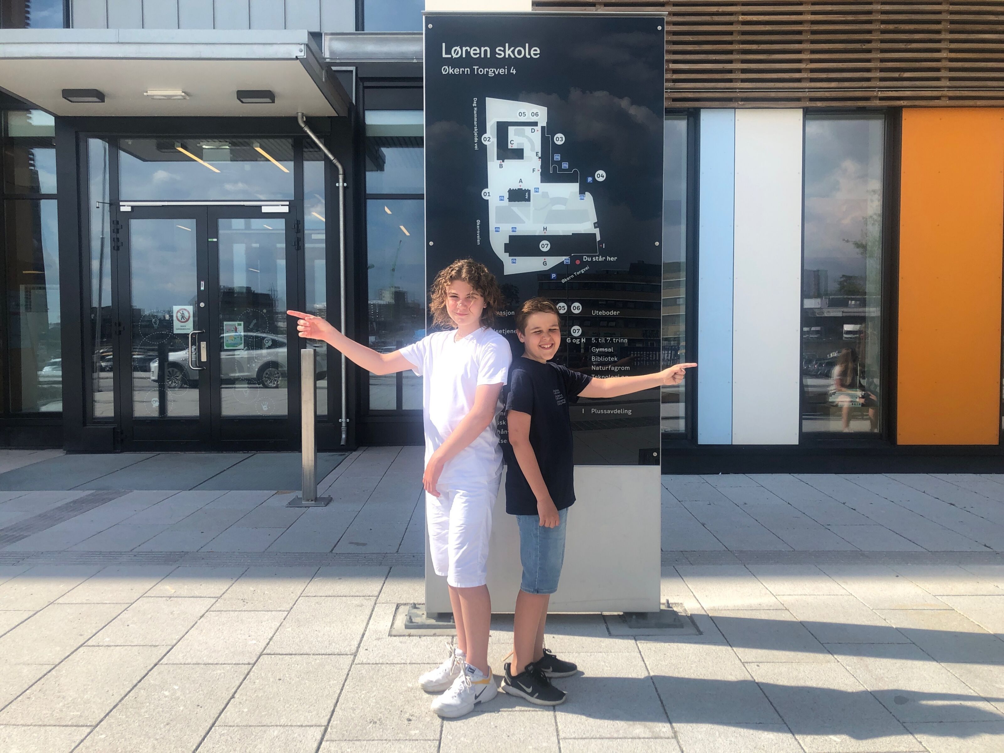 HVILKEN VEI TIL SKOLEN?: Alex (t.v) og Adam begynner til høsten i syvende klasse på Løren skole. De vet fortsatt ikke hvor de skal gå på ungdomsskole. Foto: