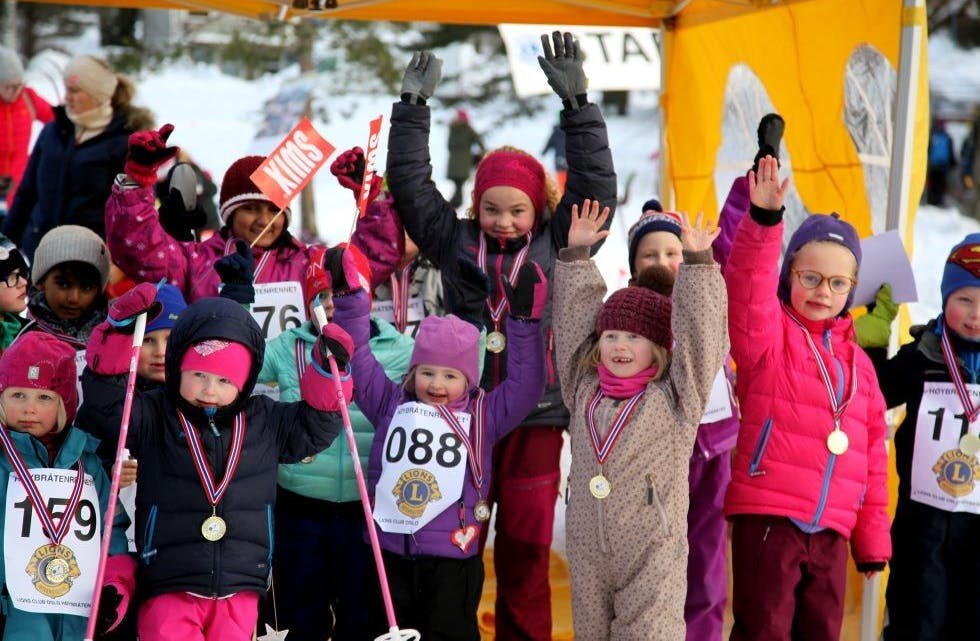 FLOTT LØRDAG: Stolte og fornøyde med innsatsen og medaljene, kunne barna avslutte årets barneskirenn med jubel. Foto: