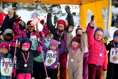 FLOTT LØRDAG: Stolte og fornøyde med innsatsen og medaljene, kunne barna avslutte årets barneskirenn med jubel. Foto:
