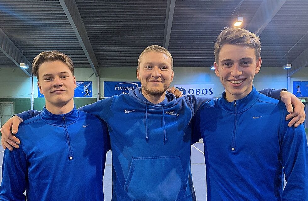NORGESMESTRE: Furuset Tennis,Äô Eivind Tandberg (fra venstre), Henrik Huus (lagkaptein) og Kristoffer St?ohlbrand gikk til topps i junior-NM for lag. Foto: