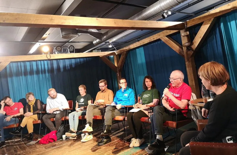 SISTE INNSPURT: De var kanskje preget av en lang valgkamp, men både lokal- og bystyrepolitikere stilte velvillig opp til folkemøtet. F.v.: Bjørn Revil (FNB), Trine Lise Aasheim (Krf), Anders Røberg-Larsen (Ap), Marit Vea (V), Ola Wolff Elvevold (SV), Yassine Arakia (H), Sabina Syed (MDG) og Arne Rolijordet (R). Foto: