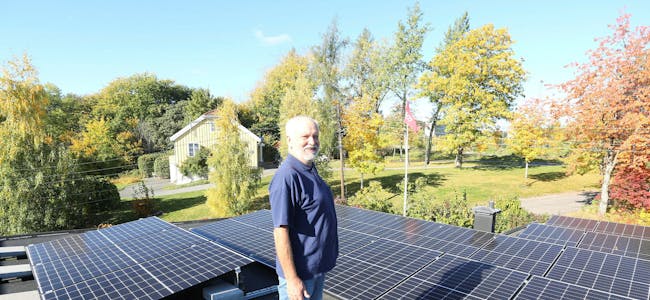 SMART TREKK: Ved å legge solcellepaneler på taket kan Tormod Knutson nå selge strøm til kraftleverandører. Inntektene betyr at han kan betale sin egen strømregning og fremdeles sitte igjen med en månedlig gevinst. I bakgrunnen ser vi Grorud prestegård. Foto: Rolf E. Wulff