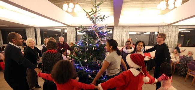 RUNDT TREET: Ingen julaften uten gang rundt juletreet - heller ikke i menighetssalen til Haugerud kirke. Foto: