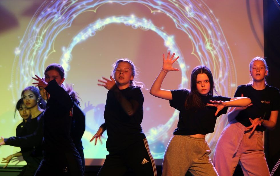 De hang høyt under taket, danset på scenen, sjonglerte og slo salto. Som vanlig ble vårsemesteret ved Nysirkus Bjerke feiret med et skikkelig akrobatisk og fargerikt show. Foto: