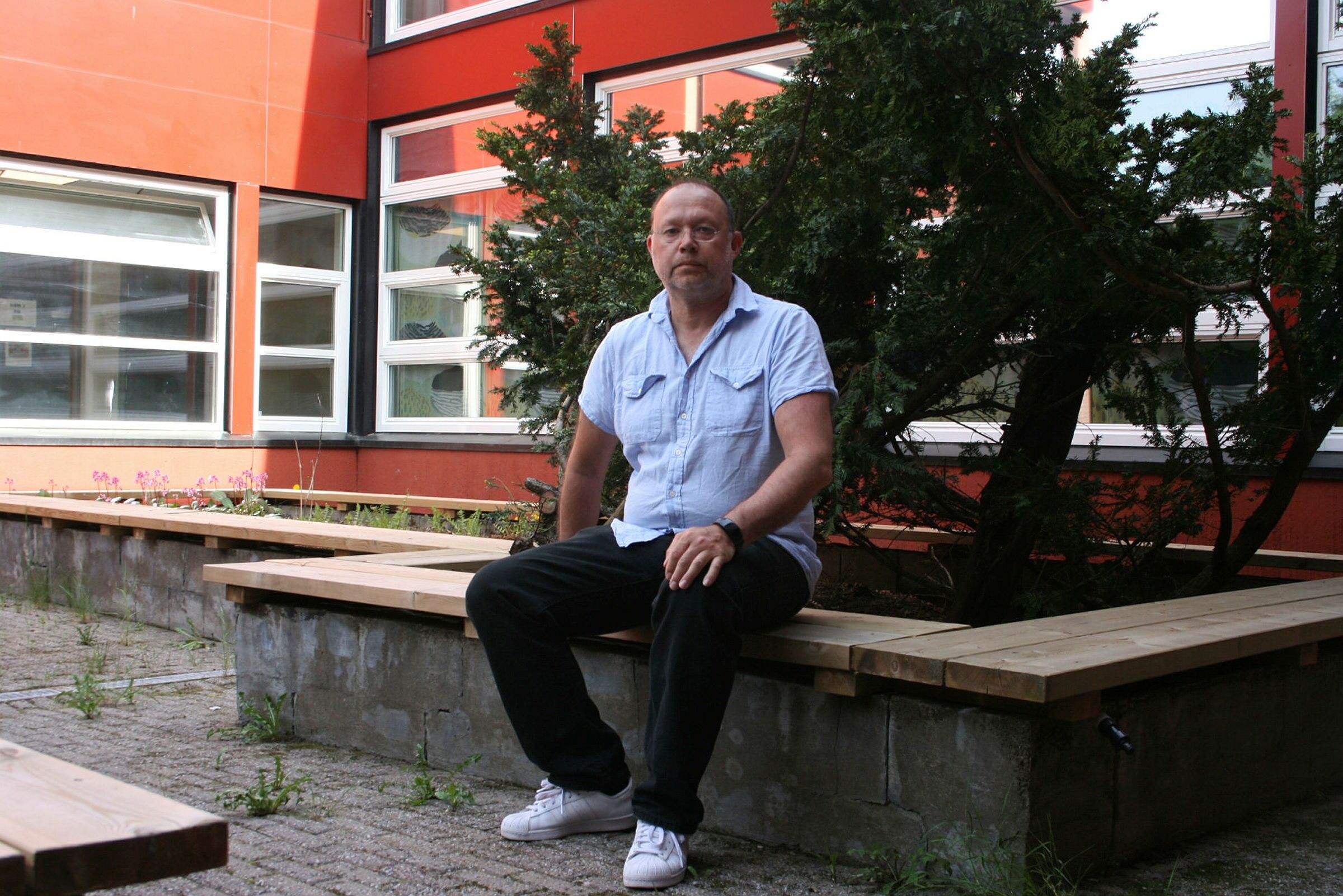 VED GODT MOT: Aleksander Nunes-Xavier leder driftsstyret ved Ellingsrud skole. Etter å ha tilbrakt hele sommeren som lobbyist for skolen, håper han at politikerne finner plass i budsjettet til å prioritere skolen. Bildet er tatt ved en tidligere anledning. Foto: Caroline Hammer