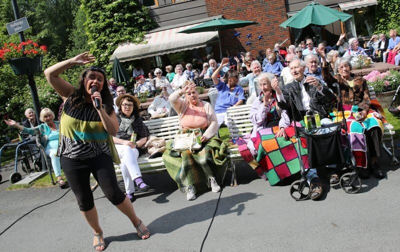 STOR STEMNING: Jenny Jensen elsker å komme til Lindeberg omsorgssenter og beboerne elsker henne. Det tar aldri lang tid før Jenny får opp gløden og stemningen. Foto: