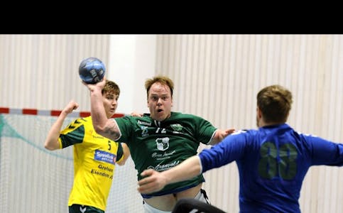 LEKTE SEG: Kasper Nåmo Rønning og Vestlis håndballherrer lekte seg mot Ull/Kisa: (Foto: Bjørn Moe.) Foto: