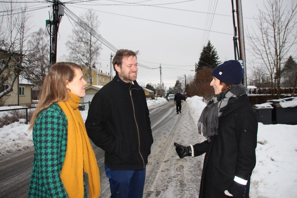 SER PROBLEMET: Sirin Hellvin Stav (MDG), Andreas Halse (Ap) og Sunniva Holmås Eidsvoll (SV) har tro på at en bussbom vil bedre trafikksikkerheten i Hellerudveien. Foto: