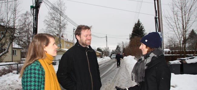 SER PROBLEMET: Sirin Hellvin Stav (MDG), Andreas Halse (Ap) og Sunniva Holmås Eidsvoll (SV) har tro på at en bussbom vil bedre trafikksikkerheten i Hellerudveien. Foto: