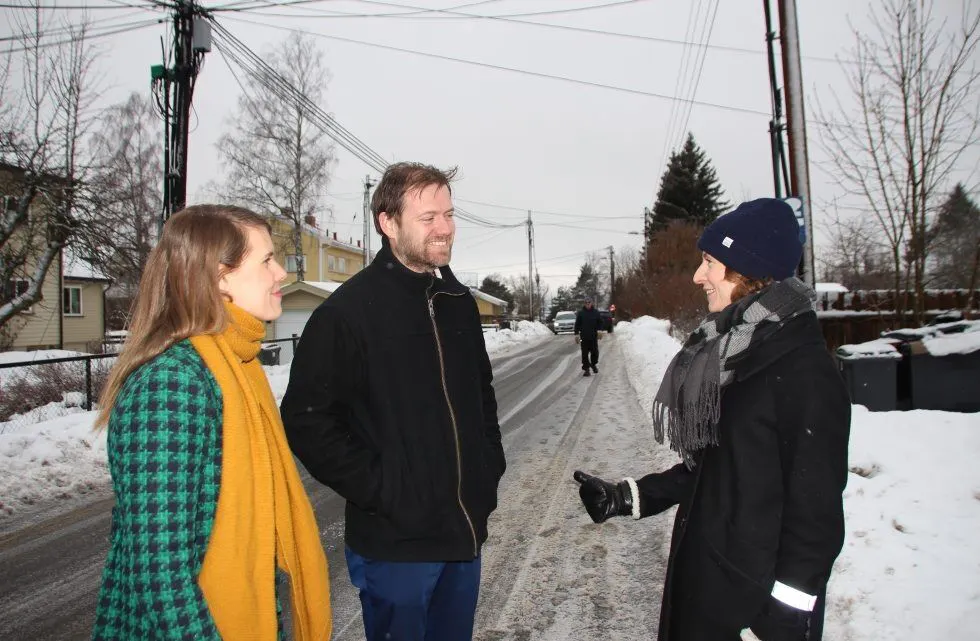 SER PROBLEMET: Sirin Hellvin Stav (MDG), Andreas Halse (Ap) og Sunniva Holmås Eidsvoll (SV) har tro på at en bussbom vil bedre trafikksikkerheten i Hellerudveien. Foto: