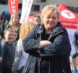 VINNER: Statsminister Erna Solberg (H) vant 3-1 i støvelkast-konkurransen. Det er hun veldig stolt av. Foto: