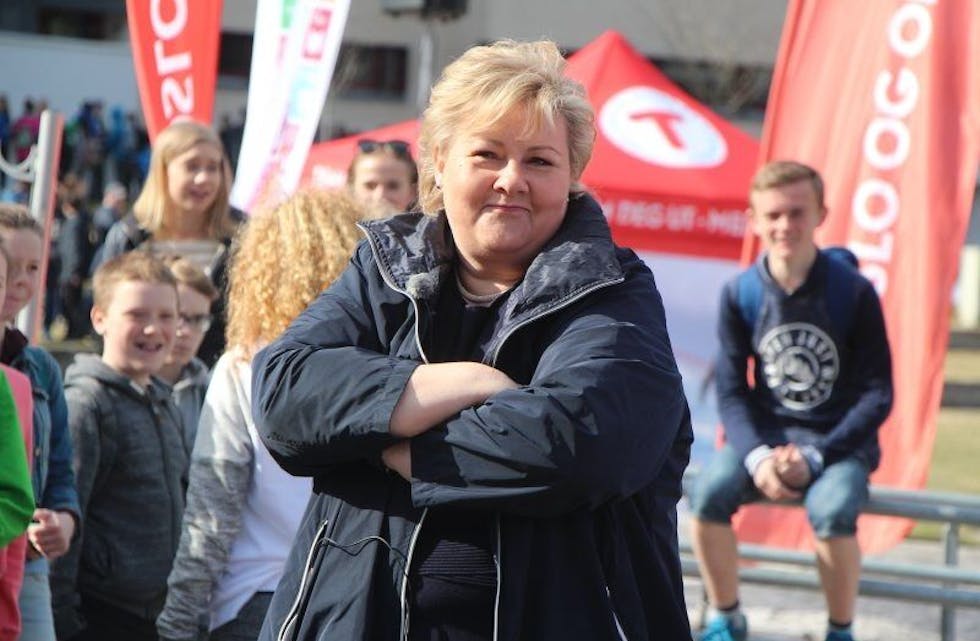 VINNER: Statsminister Erna Solberg (H) vant 3-1 i støvelkast-konkurransen. Det er hun veldig stolt av. Foto: